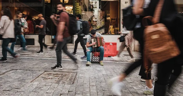 Street Photography: Techniques, Settings, and Gear for Authentic Shots