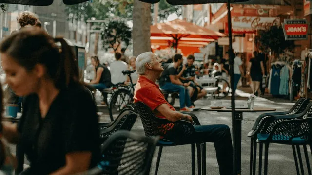 Street Photography: Techniques, Settings, and Gear for Authentic Shots
